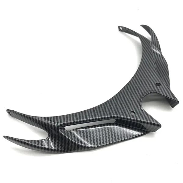 ALERÓN FRONTAL O WINGLET PARA KAWASAKI NINJA 400🔥 Mejora el estilo de tu Kawasaki Ninja con este alerón frontal o winglet, diseñado para complementar el diseño deportivo de tu moto. Este accesorio realza las líneas agresivas y aerodinámicas de la motocicleta, dándole un aspecto más personalizado y llamativo. Compatibilidad: Kawasaki Ninja 400 Kawasaki Ninja 300 Kawasaki Ninja 250R (Se pueden adaptar a otros modelos). Este alerón es la elección perfecta para quienes buscan un toque único y estilizado en su moto, adaptándose a diferentes modelos para ofrecer un estilo distintivo.