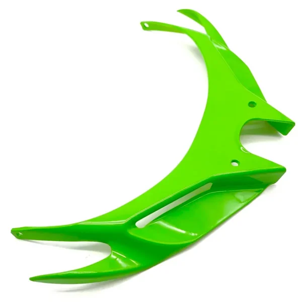 ALERÓN FRONTAL O WINGLET PARA KAWASAKI NINJA 400🔥 Mejora el estilo de tu Kawasaki Ninja con este alerón frontal o winglet, diseñado para complementar el diseño deportivo de tu moto. Este accesorio realza las líneas agresivas y aerodinámicas de la motocicleta, dándole un aspecto más personalizado y llamativo. Compatibilidad: Kawasaki Ninja 400 Kawasaki Ninja 300 Kawasaki Ninja 250R (Se pueden adaptar a otros modelos). Este alerón es la elección perfecta para quienes buscan un toque único y estilizado en su moto, adaptándose a diferentes modelos para ofrecer un estilo distintivo.