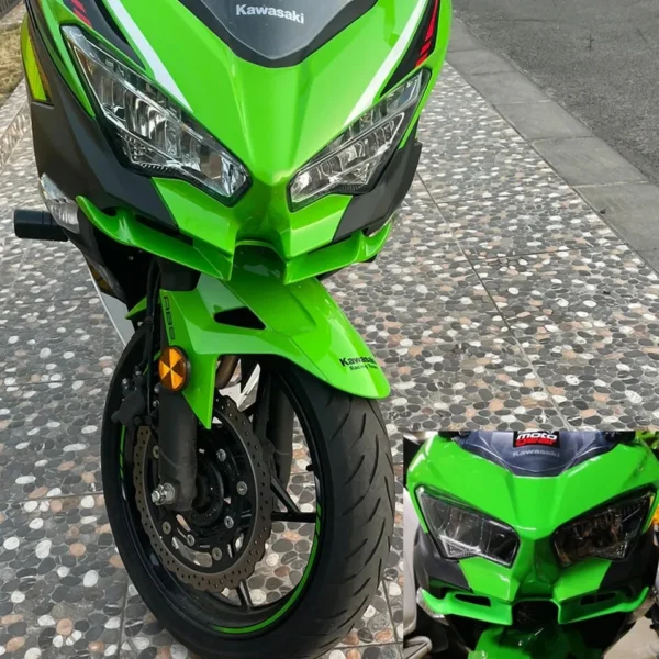 ALERÓN FRONTAL O WINGLET PARA KAWASAKI NINJA 400🔥 Mejora el estilo de tu Kawasaki Ninja con este alerón frontal o winglet, diseñado para complementar el diseño deportivo de tu moto. Este accesorio realza las líneas agresivas y aerodinámicas de la motocicleta, dándole un aspecto más personalizado y llamativo. Compatibilidad: Kawasaki Ninja 400 Kawasaki Ninja 300 Kawasaki Ninja 250R (Se pueden adaptar a otros modelos). Este alerón es la elección perfecta para quienes buscan un toque único y estilizado en su moto, adaptándose a diferentes modelos para ofrecer un estilo distintivo.