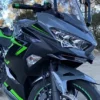 ALERÓN FRONTAL O WINGLET PARA KAWASAKI NINJA 400🔥 Mejora el estilo de tu Kawasaki Ninja con este alerón frontal o winglet, diseñado para complementar el diseño deportivo de tu moto. Este accesorio realza las líneas agresivas y aerodinámicas de la motocicleta, dándole un aspecto más personalizado y llamativo. Compatibilidad: Kawasaki Ninja 400 Kawasaki Ninja 300 Kawasaki Ninja 250R (Se pueden adaptar a otros modelos). Este alerón es la elección perfecta para quienes buscan un toque único y estilizado en su moto, adaptándose a diferentes modelos para ofrecer un estilo distintivo.