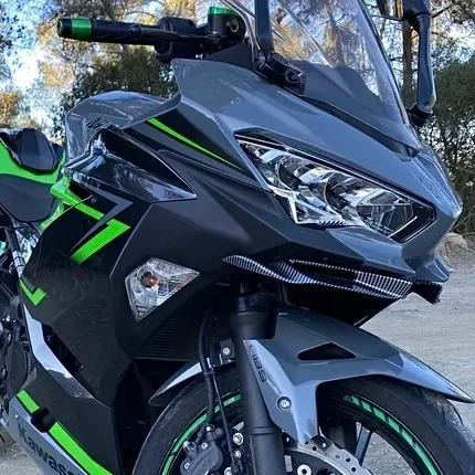 ALERÓN FRONTAL O WINGLET PARA KAWASAKI NINJA 400🔥 Mejora el estilo de tu Kawasaki Ninja con este alerón frontal o winglet, diseñado para complementar el diseño deportivo de tu moto. Este accesorio realza las líneas agresivas y aerodinámicas de la motocicleta, dándole un aspecto más personalizado y llamativo. Compatibilidad: Kawasaki Ninja 400 Kawasaki Ninja 300 Kawasaki Ninja 250R (Se pueden adaptar a otros modelos). Este alerón es la elección perfecta para quienes buscan un toque único y estilizado en su moto, adaptándose a diferentes modelos para ofrecer un estilo distintivo.