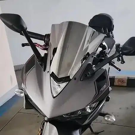 CÚPULA DOBLE BURBUJA O PARABRISAS PARA YAMAHA R3🔥 Descripción: Mejora la aerodinámica y el estilo de tu Yamaha R3 con esta cúpula doble burbuja, diseñada para proporcionar una mayor protección contra el viento y un aspecto deportivo. Ideal para reducir la resistencia al aire y disfrutar de una conducción más cómoda y eficiente. Disponible en: Ahumada Negra Cromada Tornasol Dale a tu Yamaha R3 un toque personal y funcional con este parabrisas, perfecto para quienes buscan combinar rendimiento y estilo en cada trayecto.
