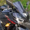 CÚPULA DOBLE BURBUJA O PARABRISAS PARA YAMAHA R3🔥 Descripción: Mejora la aerodinámica y el estilo de tu Yamaha R3 con esta cúpula doble burbuja, diseñada para proporcionar una mayor protección contra el viento y un aspecto deportivo. Ideal para reducir la resistencia al aire y disfrutar de una conducción más cómoda y eficiente. Disponible en: Ahumada Negra Cromada Tornasol Dale a tu Yamaha R3 un toque personal y funcional con este parabrisas, perfecto para quienes buscan combinar rendimiento y estilo en cada trayecto.