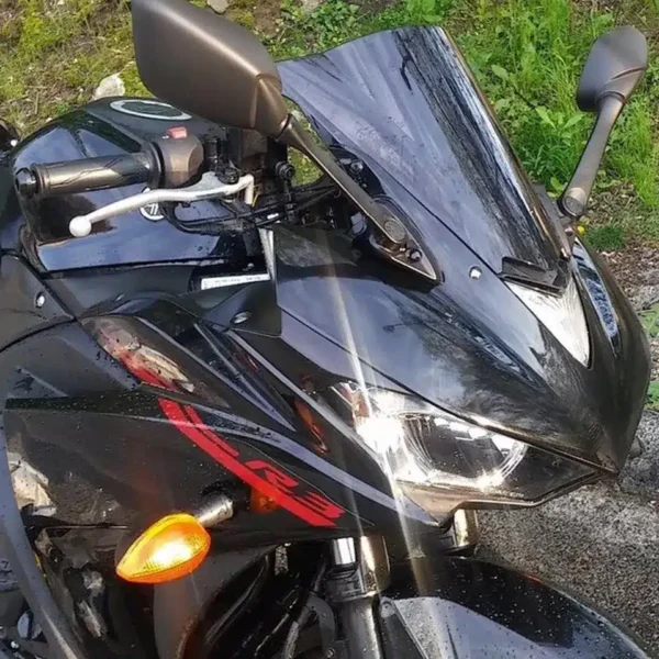 CÚPULA DOBLE BURBUJA O PARABRISAS PARA YAMAHA R3🔥 Descripción: Mejora la aerodinámica y el estilo de tu Yamaha R3 con esta cúpula doble burbuja, diseñada para proporcionar una mayor protección contra el viento y un aspecto deportivo. Ideal para reducir la resistencia al aire y disfrutar de una conducción más cómoda y eficiente. Disponible en: Ahumada Negra Cromada Tornasol Dale a tu Yamaha R3 un toque personal y funcional con este parabrisas, perfecto para quienes buscan combinar rendimiento y estilo en cada trayecto.