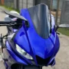 CÚPULA DOBLE BURBUJA O PARABRISAS PARA YAMAHA R3A🔥 Descripción: Optimiza la aerodinámica y mejora el estilo de tu Yamaha R3A con esta cúpula doble burbuja. Diseñada para ofrecer mayor protección contra el viento y aumentar la estabilidad a altas velocidades, esta cúpula es el complemento perfecto para darle un toque deportivo a tu motocicleta. Disponible en: Ahumada Negra Cromada Tornasol Transforma la experiencia de conducción de tu Yamaha R3A con este parabrisas que combina funcionalidad y estilo.