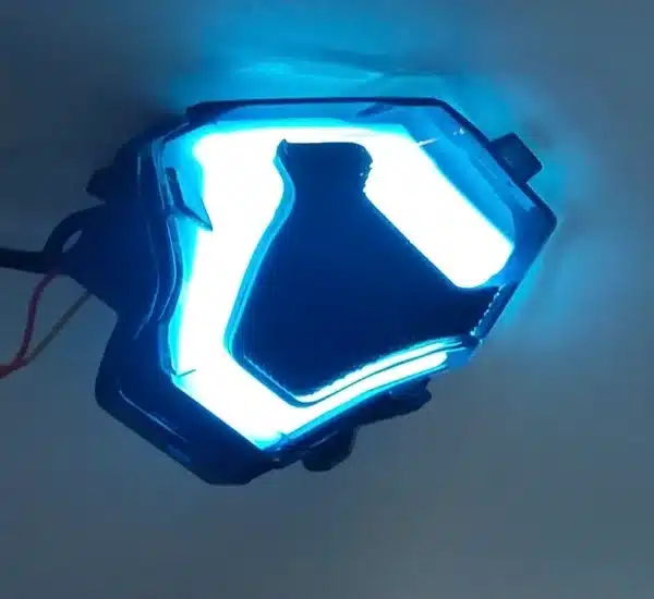 FOCO INTEGRADO LED RGB YAMAHA R3, R3A, y MT-03, MT-07 Estos foco ahumados presentan 108 luces LED, cuentan con señales de dirección secuencial. Su diseño futurista y deportivo complementa la estética de la motocicleta, ofreciendo una apariencia atractiva. Además, el parpadeo secuencial mejora la visibilidad y atrae más atención en comparación con las luces de dirección convencionales. Eficiencia y Durabilidad Estos LEDs son altamente eficientes, bajo calor, bajo consumo de energía y sin estructura de filamento, lo que resulta en un ahorro energético superior a los productos de iluminación tradicionales. Son impermeables, duraderos y tienen un rendimiento elevado a bajas temperaturas. Características Material: 108 perlas de lámpara SMD de alto brillo y carcasa de plástico ABS de alta resistencia. Tipo de fuente de luz: LED Voltaje de entrada: 12V Color de la carcasa: Negro Color de las lentes: Ahumado Grado de impermeabilidad: IPX5 (presunto, para mayor coherencia con la durabilidad e impermeabilidad) Compatibilidad Compatible con: Yamaha R3 Yamaha R3A Yamaha MT-03 Yamaha MT-07 (2013 – 2017) Conexiones Cable negro: Conectado al polo negativo Cable rojo: Conectado a las luces de conducción Cable verde: Conectado a la luz de freno (intermitente continuo) Cable azul: Conectado a la señal de giro izquierda Cable azul: Conectado a la señal de giro derecha