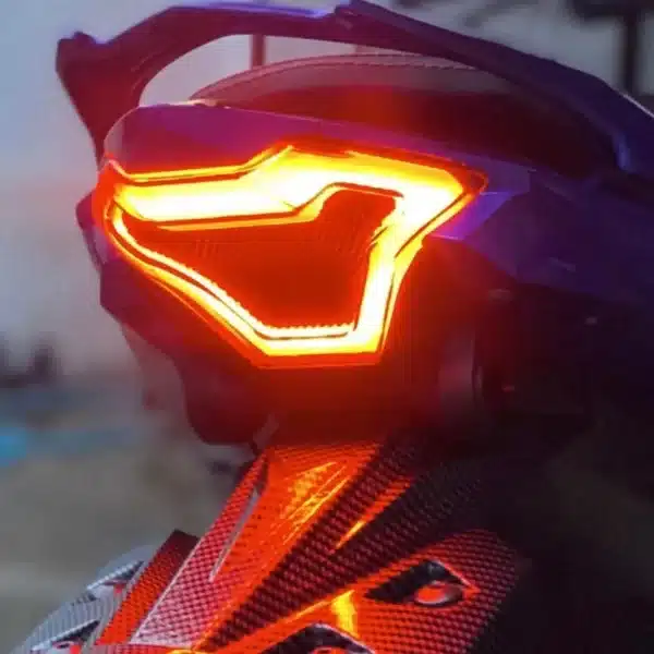 Foco Integrado LED para Yamaha R3, R3A, MT-03, y MT-07 (2013 - 2017) 🔥 Este foco LED ahumado cuenta con 108 luces LED, incluyendo señales de dirección secuenciales, ofreciendo un diseño futurista y deportivo que complementa la estética de las motocicletas. El parpadeo secuencial mejora la visibilidad y asegura mayor atención comparado con las luces tradicionales. Características: Material: 108 perlas SMD de alto brillo, carcasa de plástico ABS de alta resistencia. Fuente de luz: LED. Voltaje de entrada: 12V. Carcasa: Color negro. Lentes: Ahumadas. Impermeabilidad: IPX5. Este foco LED es altamente eficiente, resistente a bajas temperaturas, con bajo consumo de energía, ofreciendo durabilidad y ahorro energético superior. Ideal para mejorar la visibilidad y la apariencia de tu motocicleta. Compatible con: Yamaha R3, R3A, MT-03, MT-07 (2013 - 2017). Conexiones: Negro: Polo negativo. Rojo: Luces de conducción. Verde: Luz de freno (intermitente continuo). Azul: Señal de giro izquierda. Azul: Señal de giro derecha.