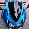 CÚPULA DOBLE BURBUJA O PARABRISAS PARA KAWASAKI NINJA 250R🔥 Descripción: Personaliza y mejora la aerodinámica de tu Kawasaki Ninja 250R con esta cúpula doble burbuja, diseñada para ofrecer mayor protección contra el viento y un look deportivo. Perfecta para reducir la resistencia del aire y brindar una conducción más cómoda. Disponible en: Ahumada Negra Cromada Tornasol Dale a tu Ninja 250R un toque distintivo y funcional con este parabrisas, ideal para quienes buscan estilo y rendimiento.
