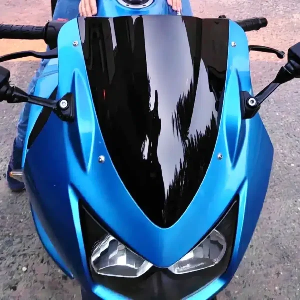 CÚPULA DOBLE BURBUJA O PARABRISAS PARA KAWASAKI NINJA 250R🔥 Descripción: Personaliza y mejora la aerodinámica de tu Kawasaki Ninja 250R con esta cúpula doble burbuja, diseñada para ofrecer mayor protección contra el viento y un look deportivo. Perfecta para reducir la resistencia del aire y brindar una conducción más cómoda. Disponible en: Ahumada Negra Cromada Tornasol Dale a tu Ninja 250R un toque distintivo y funcional con este parabrisas, ideal para quienes buscan estilo y rendimiento.