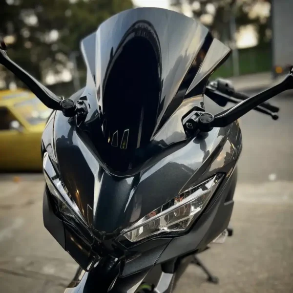 CÚPULA DOBLE BURBUJA O PARABRISAS PARA KAWASAKI NINJA 400🔥 Descripción: Mejora la aerodinámica de tu Kawasaki Ninja 400 con esta cúpula doble burbuja. Diseñada para ofrecer una mayor protección contra el viento y reducir la resistencia al aire, este parabrisas no solo mejora la estabilidad a altas velocidades sino que también añade un toque estético deportivo a tu moto. Disponible en: Ahumada Negra Cromada Tornasol Dale a tu Kawasaki Ninja 400 la ventaja que necesita tanto en estilo como en rendimiento con este parabrisas de alta calidad.