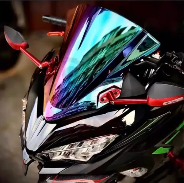 CÚPULA DOBLE BURBUJA O PARABRISAS PARA KAWASAKI NINJA 400🔥 Descripción: Mejora la aerodinámica de tu Kawasaki Ninja 400 con esta cúpula doble burbuja. Diseñada para ofrecer una mayor protección contra el viento y reducir la resistencia al aire, este parabrisas no solo mejora la estabilidad a altas velocidades sino que también añade un toque estético deportivo a tu moto. Disponible en: Ahumada Negra Cromada Tornasol Dale a tu Kawasaki Ninja 400 la ventaja que necesita tanto en estilo como en rendimiento con este parabrisas de alta calidad.