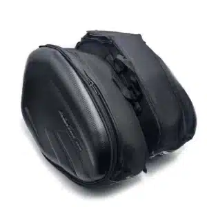 ALFORJAS LATERALES SEMIRRÍGIDAS TAICHI TIPO CARBÓN Las alforjas laterales TAICHI son la solución ideal para transportar tus pertenencias sin sacrificar estilo ni comodidad. Con diseño semirrígido tipo carbono, ofrecen un equilibrio perfecto entre estructura firme y flexibilidad, adaptándose tanto a viajes largos como al uso diario. Características: • Estructura semirrígida con acabado tipo carbono • Capacidad de 18 a 29 litros por alforja gracias a su sistema expandible • Medidas: 45 cm de largo x 30 cm de alto x 18 cm de ancho (expandible a 28 cm) • Amplio espacio para herramientas, documentos o casco • Cierres de alta calidad para mayor seguridad • Incluyen múltiples correas ajustables para una instalación firme y adaptable • Color disponible: negro • Funda impermeable incluida para proteger contra la lluvia y la suciedad Estas alforjas combinan funcionalidad y diseño, ideales para quienes buscan practicidad y estilo en cada ruta.