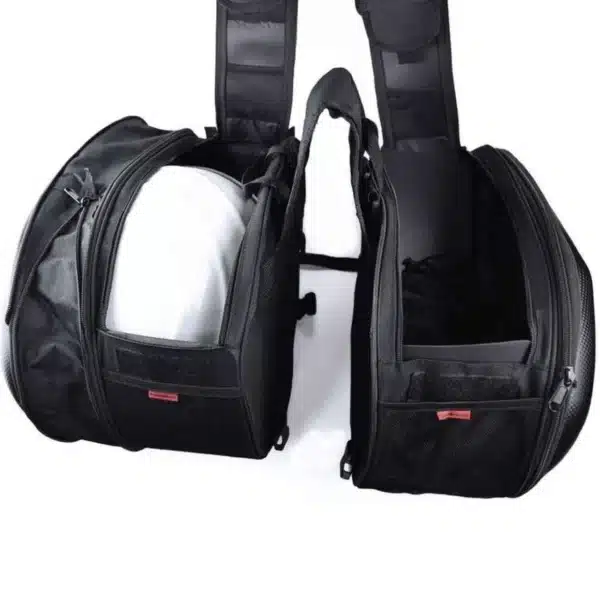 ALFORJAS LATERALES SEMIRRÍGIDAS TAICHI TIPO CARBÓN Las alforjas laterales TAICHI son la solución ideal para transportar tus pertenencias sin sacrificar estilo ni comodidad. Con diseño semirrígido tipo carbono, ofrecen un equilibrio perfecto entre estructura firme y flexibilidad, adaptándose tanto a viajes largos como al uso diario. Características: • Estructura semirrígida con acabado tipo carbono • Capacidad de 18 a 29 litros por alforja gracias a su sistema expandible • Medidas: 45 cm de largo x 30 cm de alto x 18 cm de ancho (expandible a 28 cm) • Amplio espacio para herramientas, documentos o casco • Cierres de alta calidad para mayor seguridad • Incluyen múltiples correas ajustables para una instalación firme y adaptable • Color disponible: negro • Funda impermeable incluida para proteger contra la lluvia y la suciedad Estas alforjas combinan funcionalidad y diseño, ideales para quienes buscan practicidad y estilo en cada ruta.
