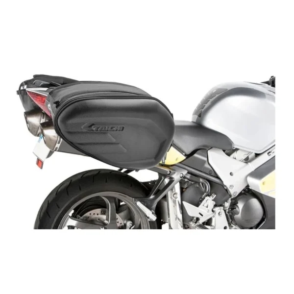 ALFORJAS LATERALES SEMIRRÍGIDAS TAICHI TIPO CARBÓN Las alforjas laterales TAICHI son la solución ideal para transportar tus pertenencias sin sacrificar estilo ni comodidad. Con diseño semirrígido tipo carbono, ofrecen un equilibrio perfecto entre estructura firme y flexibilidad, adaptándose tanto a viajes largos como al uso diario. Características: • Estructura semirrígida con acabado tipo carbono • Capacidad de 18 a 29 litros por alforja gracias a su sistema expandible • Medidas: 45 cm de largo x 30 cm de alto x 18 cm de ancho (expandible a 28 cm) • Amplio espacio para herramientas, documentos o casco • Cierres de alta calidad para mayor seguridad • Incluyen múltiples correas ajustables para una instalación firme y adaptable • Color disponible: negro • Funda impermeable incluida para proteger contra la lluvia y la suciedad Estas alforjas combinan funcionalidad y diseño, ideales para quienes buscan practicidad y estilo en cada ruta.