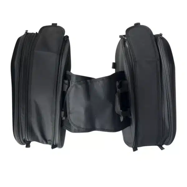 ALFORJAS LATERALES SEMIRRÍGIDAS TAICHI TIPO CARBÓN Las alforjas laterales TAICHI son la solución ideal para transportar tus pertenencias sin sacrificar estilo ni comodidad. Con diseño semirrígido tipo carbono, ofrecen un equilibrio perfecto entre estructura firme y flexibilidad, adaptándose tanto a viajes largos como al uso diario. Características: • Estructura semirrígida con acabado tipo carbono • Capacidad de 18 a 29 litros por alforja gracias a su sistema expandible • Medidas: 45 cm de largo x 30 cm de alto x 18 cm de ancho (expandible a 28 cm) • Amplio espacio para herramientas, documentos o casco • Cierres de alta calidad para mayor seguridad • Incluyen múltiples correas ajustables para una instalación firme y adaptable • Color disponible: negro • Funda impermeable incluida para proteger contra la lluvia y la suciedad Estas alforjas combinan funcionalidad y diseño, ideales para quienes buscan practicidad y estilo en cada ruta.
