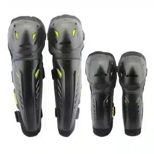 Rodillera y Coderas Souranl🔥 El set Souranl incluye dos rodilleras y dos coderas diseñadas para brindar protección óptima durante la conducción. Con materiales duraderos y un ajuste cómodo, este conjunto es ideal para motociclistas que buscan seguridad y libertad de movimiento. Detalles: Protección de PVC resistente a impactos. Correas ajustables con velcro para un ajuste personalizado. Diseño ergonómico que se adapta a la forma del cuerpo. Ligero y fácil de poner, perfecto para largas rutas. El set Souranl asegura protección y comodidad para tus rodillas y codos, manteniéndote seguro en todo momento.
