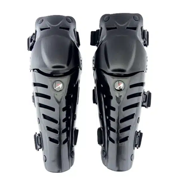 Rodilleras ProBiker Articuladas 🔥 Las rodilleras ProBiker articuladas ofrecen protección y movilidad ideales para motociclistas. Con su diseño robusto y broches de conexión rápida, son perfectas para una colocación sencilla y segura. Detalles: Set de 2 rodilleras marca ProBiker. Material de PVC ultra resistente para mayor durabilidad. Broches de conexión rápida que facilitan el uso. Diseño articulado para mejorar la libertad de movimiento. Protección eficaz para rodillas en situaciones de impacto. Un producto de gran calidad que asegura protección confiable en cada recorrido.