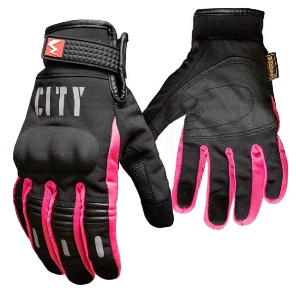 GUANTES CORTOS MADBIKE CITY PARA MUJER 🔥 Los guantes Madbike City para mujer combinan estilo, seguridad y confort, ideales para quienes buscan una experiencia de conducción segura y con estilo. Detalles: Marca: Madbike Modelo: City Ajuste personalizado: Cintas de velcro ajustables para un ajuste seguro y cómodo. Palma reforzada: Proporciona mayor durabilidad y protección durante la conducción. Resistencia al viento: Mantiene las manos protegidas del frío y el viento. Elementos reflectantes: Detalles reflectantes que mejoran la visibilidad durante la noche. Versatilidad: Diseñados específicamente para mujeres motociclistas, combinando estilo y funcionalidad. Los guantes cortos Madbike City para mujer ofrecen un equilibrio perfecto entre estilo, protección y comodidad, convirtiéndolos en una opción esencial para cualquier motociclista.