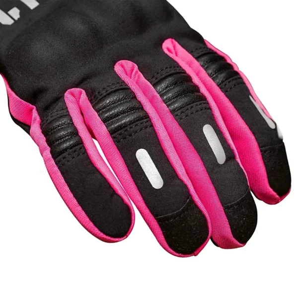 GUANTES CORTOS MADBIKE CITY PARA MUJER 🔥 Los guantes Madbike City para mujer combinan estilo, seguridad y confort, ideales para quienes buscan una experiencia de conducción segura y con estilo. Detalles: Marca: Madbike Modelo: City Ajuste personalizado: Cintas de velcro ajustables para un ajuste seguro y cómodo. Palma reforzada: Proporciona mayor durabilidad y protección durante la conducción. Resistencia al viento: Mantiene las manos protegidas del frío y el viento. Elementos reflectantes: Detalles reflectantes que mejoran la visibilidad durante la noche. Versatilidad: Diseñados específicamente para mujeres motociclistas, combinando estilo y funcionalidad. Los guantes cortos Madbike City para mujer ofrecen un equilibrio perfecto entre estilo, protección y comodidad, convirtiéndolos en una opción esencial para cualquier motociclista.