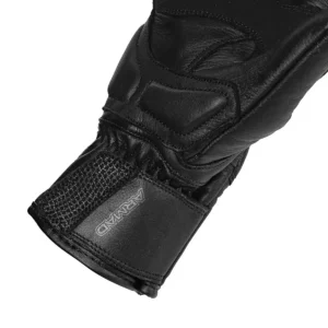 GUANTES LARGOS ARMAD ELISA PARA MUJER 🔥 Descubre la elegancia y protección con los guantes para motociclista Armad Gear, modelo Elisa. Diseñados específicamente para mujeres, estos guantes combinan estilo y funcionalidad para ofrecer una experiencia de conducción óptima. Detalles: Protecciones Rígidas: Protecciones en los nudillos para una mayor seguridad durante la conducción. Paneles Touch: Paneles táctiles en los dedos índice y pulgar para uso conveniente de smartphones. Ajuste Seguro: Correa con velcro en la muñeca para un ajuste personalizado y cómodo. Resistencia Adicional: Doble capa de cuero en la palma para mayor durabilidad y resistencia al desgaste. Ideal para Climas Fríos: Perfectos para otoño e invierno, ofreciendo calor y protección en condiciones frías. Fabricación de Calidad: Hechos en Pakistán con materiales de alta calidad para garantizar durabilidad. Los guantes Armad Gear Elisa para mujer ofrecen un equilibrio perfecto entre elegancia, confort y protección en cada viaje.