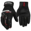 GUANTES CORTOS MADBIKE MAD-62🔥 Los guantes para motocicleta Madbike MAD-62 ofrecen una combinación de estilo, seguridad y funcionalidad, diseñados para brindar una experiencia de conducción superior. Detalles: Ajuste Seguro: Cierre con velcro en la muñeca para un ajuste personalizado y seguro. Protección Óptima: Equipados con protecciones rígidas en los nudillos y dedos, garantizando una excelente seguridad en caso de caídas. Funcionalidad Táctil: Panel touch en el dedo índice que permite la interacción con smartphones sin necesidad de quitarse los guantes. Resistencia Mejorada: Paneles de tela en la palma que proporcionan mayor resistencia al desgaste y un agarre firme. Alta Visibilidad: Detalles reflectantes que mejoran la visibilidad del motociclista en condiciones de poca luz. Seguridad Adicional: Incluye un panel anti caídas en la palma para una protección extra durante la conducción. Los guantes Madbike MAD-62 son la elección perfecta para los motociclistas que buscan un equilibrio entre estilo, protección y funcionalidad en sus viajes.