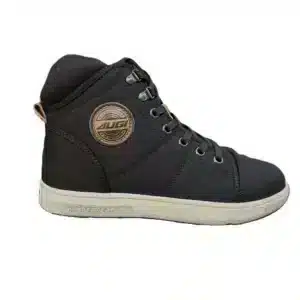 BOTAS TIPO ZAPATILLAS AUGI AU5 URBAN REFORZADAS 🔥 Las Botas Augi AU5 Urban Reforzadas ofrecen una combinación de estilo urbano y funcionalidad diseñada para motociclistas que buscan comodidad y protección en cada trayecto. A continuación, se presentan los detalles clave de este modelo: Detalles: Modelo: AU5 Diseño: Estilo urbano con un look juvenil que se adapta tanto a la conducción como al uso diario. Material: Capa superior de canvas que proporciona durabilidad y resistencia al desgaste. Forro Interior: Confeccionado con un material cómodo y transpirable que incluye una función antimicrobiana, ideal para mantener los pies frescos durante largos periodos de uso. Cierre: Sistema de cierre frontal con cordones y lateral con cremallera para un ajuste seguro y práctico. Costuras: Reforzadas en zonas de alta tensión, lo que garantiza mayor durabilidad y resistencia. Suela: Fabricada en caucho natural, diseñada para ofrecer flexibilidad y un agarre óptimo en diferentes superficies. Plantilla: Acolchada para asegurar un confort adicional durante la conducción. Protección: Incorpora un protector de pata de cambios en canvas, así como puntera y talón reforzados para mayor seguridad. Refuerzo en el Tobillo: Añadido de nailon rígido para protección extra, ideal para motociclistas que buscan seguridad sin sacrificar el estilo. Las Botas Augi AU5 Urban Reforzadas son la elección perfecta para aquellos que desean un calzado que combine estilo, comodidad y la protección necesaria para un viaje seguro en motocicleta.