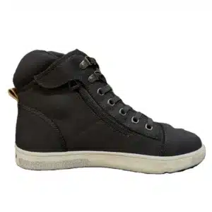 BOTAS TIPO ZAPATILLAS AUGI AU5 URBAN REFORZADAS 🔥 Las Botas Augi AU5 Urban Reforzadas ofrecen una combinación de estilo urbano y funcionalidad diseñada para motociclistas que buscan comodidad y protección en cada trayecto. A continuación, se presentan los detalles clave de este modelo: Detalles: Modelo: AU5 Diseño: Estilo urbano con un look juvenil que se adapta tanto a la conducción como al uso diario. Material: Capa superior de canvas que proporciona durabilidad y resistencia al desgaste. Forro Interior: Confeccionado con un material cómodo y transpirable que incluye una función antimicrobiana, ideal para mantener los pies frescos durante largos periodos de uso. Cierre: Sistema de cierre frontal con cordones y lateral con cremallera para un ajuste seguro y práctico. Costuras: Reforzadas en zonas de alta tensión, lo que garantiza mayor durabilidad y resistencia. Suela: Fabricada en caucho natural, diseñada para ofrecer flexibilidad y un agarre óptimo en diferentes superficies. Plantilla: Acolchada para asegurar un confort adicional durante la conducción. Protección: Incorpora un protector de pata de cambios en canvas, así como puntera y talón reforzados para mayor seguridad. Refuerzo en el Tobillo: Añadido de nailon rígido para protección extra, ideal para motociclistas que buscan seguridad sin sacrificar el estilo. Las Botas Augi AU5 Urban Reforzadas son la elección perfecta para aquellos que desean un calzado que combine estilo, comodidad y la protección necesaria para un viaje seguro en motocicleta.