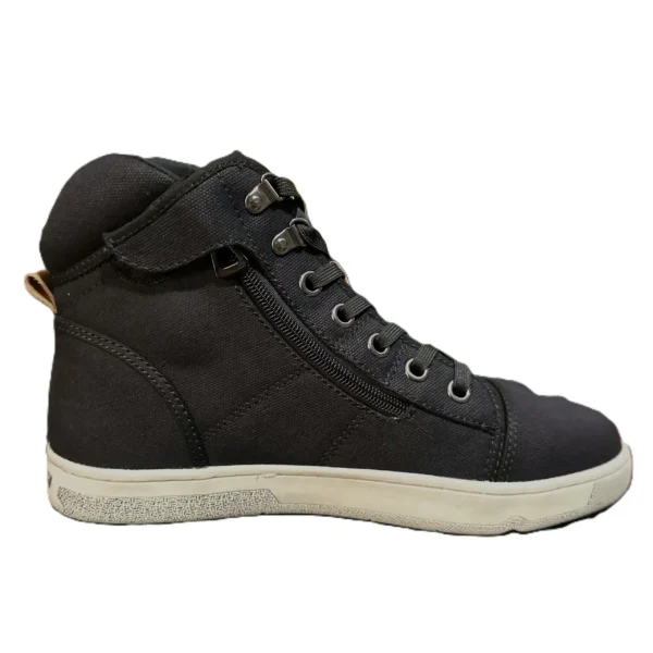 BOTAS TIPO ZAPATILLAS AUGI AU5 URBAN REFORZADAS 🔥 Las Botas Augi AU5 Urban Reforzadas ofrecen una combinación de estilo urbano y funcionalidad diseñada para motociclistas que buscan comodidad y protección en cada trayecto. A continuación, se presentan los detalles clave de este modelo: Detalles: Modelo: AU5 Diseño: Estilo urbano con un look juvenil que se adapta tanto a la conducción como al uso diario. Material: Capa superior de canvas que proporciona durabilidad y resistencia al desgaste. Forro Interior: Confeccionado con un material cómodo y transpirable que incluye una función antimicrobiana, ideal para mantener los pies frescos durante largos periodos de uso. Cierre: Sistema de cierre frontal con cordones y lateral con cremallera para un ajuste seguro y práctico. Costuras: Reforzadas en zonas de alta tensión, lo que garantiza mayor durabilidad y resistencia. Suela: Fabricada en caucho natural, diseñada para ofrecer flexibilidad y un agarre óptimo en diferentes superficies. Plantilla: Acolchada para asegurar un confort adicional durante la conducción. Protección: Incorpora un protector de pata de cambios en canvas, así como puntera y talón reforzados para mayor seguridad. Refuerzo en el Tobillo: Añadido de nailon rígido para protección extra, ideal para motociclistas que buscan seguridad sin sacrificar el estilo. Las Botas Augi AU5 Urban Reforzadas son la elección perfecta para aquellos que desean un calzado que combine estilo, comodidad y la protección necesaria para un viaje seguro en motocicleta.
