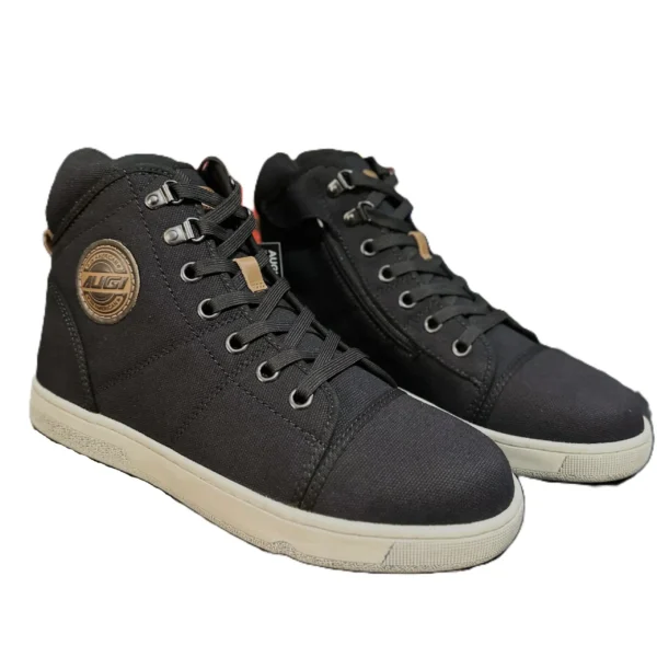 BOTAS TIPO ZAPATILLAS AUGI AU5 URBAN REFORZADAS 🔥 Las Botas Augi AU5 Urban Reforzadas ofrecen una combinación de estilo urbano y funcionalidad diseñada para motociclistas que buscan comodidad y protección en cada trayecto. A continuación, se presentan los detalles clave de este modelo: Detalles: Modelo: AU5 Diseño: Estilo urbano con un look juvenil que se adapta tanto a la conducción como al uso diario. Material: Capa superior de canvas que proporciona durabilidad y resistencia al desgaste. Forro Interior: Confeccionado con un material cómodo y transpirable que incluye una función antimicrobiana, ideal para mantener los pies frescos durante largos periodos de uso. Cierre: Sistema de cierre frontal con cordones y lateral con cremallera para un ajuste seguro y práctico. Costuras: Reforzadas en zonas de alta tensión, lo que garantiza mayor durabilidad y resistencia. Suela: Fabricada en caucho natural, diseñada para ofrecer flexibilidad y un agarre óptimo en diferentes superficies. Plantilla: Acolchada para asegurar un confort adicional durante la conducción. Protección: Incorpora un protector de pata de cambios en canvas, así como puntera y talón reforzados para mayor seguridad. Refuerzo en el Tobillo: Añadido de nailon rígido para protección extra, ideal para motociclistas que buscan seguridad sin sacrificar el estilo. Las Botas Augi AU5 Urban Reforzadas son la elección perfecta para aquellos que desean un calzado que combine estilo, comodidad y la protección necesaria para un viaje seguro en motocicleta.