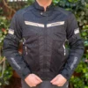 CHAQUETA ARMAD GEAR AIR RIDER🔥 La chaqueta de cordura Armad Gear Air Rider está diseñada para proporcionar una experiencia de conducción única, combinando estilo y funcionalidad con la máxima atención a los detalles. Detalles: Marca: Armad Gear Modelo: Air Rider Ajuste Personalizado: Cintas ajustables con velcro en la cadera y doble correa en los brazos para un ajuste seguro y personalizado. Elementos Reflectantes: Logos Armad reflectantes en espalda, brazos y pecho para mejorar la visibilidad en condiciones de poca luz. Almacenamiento Seguro: Bolsillos delanteros con cierre para mantener tus pertenencias seguras durante tus travesías. Capa Externa Resistente: Fabricada en Maxdura, material resistente a la abrasión, con paneles de tela perforada para un mayor ingreso de aire, ideal para uso en primavera-verano. Forro Transpirable: Interior micro perforado que garantiza una transpirabilidad óptima. Forro Interior Desmontable: Forro impermeable desmontable con dos bolsillos, adaptable a diversas condiciones climáticas. Protección Certificada: Incluye protecciones desmontables y certificadas para garantizar la máxima seguridad. Comodidad Extra: Paneles elasticados en hombros y brazos para ofrecer mayor comodidad durante los viajes. La Armad Gear Air Rider es más que una chaqueta; es una pieza clave en el equipamiento de cualquier motociclista, ofreciendo un equilibrio perfecto entre estilo, confort y seguridad.