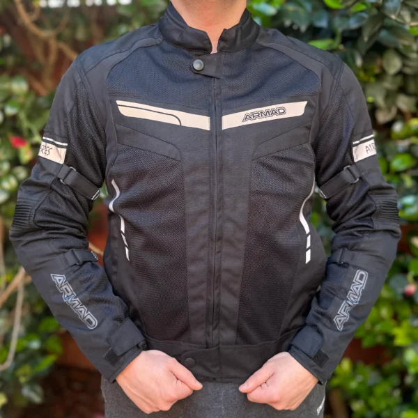 CHAQUETA ARMAD GEAR AIR RIDER🔥 La chaqueta de cordura Armad Gear Air Rider está diseñada para proporcionar una experiencia de conducción única, combinando estilo y funcionalidad con la máxima atención a los detalles. Detalles: Marca: Armad Gear Modelo: Air Rider Ajuste Personalizado: Cintas ajustables con velcro en la cadera y doble correa en los brazos para un ajuste seguro y personalizado. Elementos Reflectantes: Logos Armad reflectantes en espalda, brazos y pecho para mejorar la visibilidad en condiciones de poca luz. Almacenamiento Seguro: Bolsillos delanteros con cierre para mantener tus pertenencias seguras durante tus travesías. Capa Externa Resistente: Fabricada en Maxdura, material resistente a la abrasión, con paneles de tela perforada para un mayor ingreso de aire, ideal para uso en primavera-verano. Forro Transpirable: Interior micro perforado que garantiza una transpirabilidad óptima. Forro Interior Desmontable: Forro impermeable desmontable con dos bolsillos, adaptable a diversas condiciones climáticas. Protección Certificada: Incluye protecciones desmontables y certificadas para garantizar la máxima seguridad. Comodidad Extra: Paneles elasticados en hombros y brazos para ofrecer mayor comodidad durante los viajes. La Armad Gear Air Rider es más que una chaqueta; es una pieza clave en el equipamiento de cualquier motociclista, ofreciendo un equilibrio perfecto entre estilo, confort y seguridad.