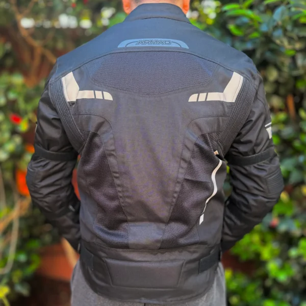 CHAQUETA ARMAD GEAR AIR RIDER🔥 La chaqueta de cordura Armad Gear Air Rider está diseñada para proporcionar una experiencia de conducción única, combinando estilo y funcionalidad con la máxima atención a los detalles. Detalles: Marca: Armad Gear Modelo: Air Rider Ajuste Personalizado: Cintas ajustables con velcro en la cadera y doble correa en los brazos para un ajuste seguro y personalizado. Elementos Reflectantes: Logos Armad reflectantes en espalda, brazos y pecho para mejorar la visibilidad en condiciones de poca luz. Almacenamiento Seguro: Bolsillos delanteros con cierre para mantener tus pertenencias seguras durante tus travesías. Capa Externa Resistente: Fabricada en Maxdura, material resistente a la abrasión, con paneles de tela perforada para un mayor ingreso de aire, ideal para uso en primavera-verano. Forro Transpirable: Interior micro perforado que garantiza una transpirabilidad óptima. Forro Interior Desmontable: Forro impermeable desmontable con dos bolsillos, adaptable a diversas condiciones climáticas. Protección Certificada: Incluye protecciones desmontables y certificadas para garantizar la máxima seguridad. Comodidad Extra: Paneles elasticados en hombros y brazos para ofrecer mayor comodidad durante los viajes. La Armad Gear Air Rider es más que una chaqueta; es una pieza clave en el equipamiento de cualquier motociclista, ofreciendo un equilibrio perfecto entre estilo, confort y seguridad.