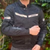 CHAQUETA ARMAD GEAR AIR RIDER🔥 La chaqueta de cordura Armad Gear Air Rider está diseñada para proporcionar una experiencia de conducción única, combinando estilo y funcionalidad con la máxima atención a los detalles. Detalles: Marca: Armad Gear Modelo: Air Rider Ajuste Personalizado: Cintas ajustables con velcro en la cadera y doble correa en los brazos para un ajuste seguro y personalizado. Elementos Reflectantes: Logos Armad reflectantes en espalda, brazos y pecho para mejorar la visibilidad en condiciones de poca luz. Almacenamiento Seguro: Bolsillos delanteros con cierre para mantener tus pertenencias seguras durante tus travesías. Capa Externa Resistente: Fabricada en Maxdura, material resistente a la abrasión, con paneles de tela perforada para un mayor ingreso de aire, ideal para uso en primavera-verano. Forro Transpirable: Interior micro perforado que garantiza una transpirabilidad óptima. Forro Interior Desmontable: Forro impermeable desmontable con dos bolsillos, adaptable a diversas condiciones climáticas. Protección Certificada: Incluye protecciones desmontables y certificadas para garantizar la máxima seguridad. Comodidad Extra: Paneles elasticados en hombros y brazos para ofrecer mayor comodidad durante los viajes. La Armad Gear Air Rider es más que una chaqueta; es una pieza clave en el equipamiento de cualquier motociclista, ofreciendo un equilibrio perfecto entre estilo, confort y seguridad.