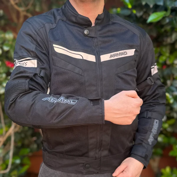 CHAQUETA ARMAD GEAR AIR RIDER🔥 La chaqueta de cordura Armad Gear Air Rider está diseñada para proporcionar una experiencia de conducción única, combinando estilo y funcionalidad con la máxima atención a los detalles. Detalles: Marca: Armad Gear Modelo: Air Rider Ajuste Personalizado: Cintas ajustables con velcro en la cadera y doble correa en los brazos para un ajuste seguro y personalizado. Elementos Reflectantes: Logos Armad reflectantes en espalda, brazos y pecho para mejorar la visibilidad en condiciones de poca luz. Almacenamiento Seguro: Bolsillos delanteros con cierre para mantener tus pertenencias seguras durante tus travesías. Capa Externa Resistente: Fabricada en Maxdura, material resistente a la abrasión, con paneles de tela perforada para un mayor ingreso de aire, ideal para uso en primavera-verano. Forro Transpirable: Interior micro perforado que garantiza una transpirabilidad óptima. Forro Interior Desmontable: Forro impermeable desmontable con dos bolsillos, adaptable a diversas condiciones climáticas. Protección Certificada: Incluye protecciones desmontables y certificadas para garantizar la máxima seguridad. Comodidad Extra: Paneles elasticados en hombros y brazos para ofrecer mayor comodidad durante los viajes. La Armad Gear Air Rider es más que una chaqueta; es una pieza clave en el equipamiento de cualquier motociclista, ofreciendo un equilibrio perfecto entre estilo, confort y seguridad.