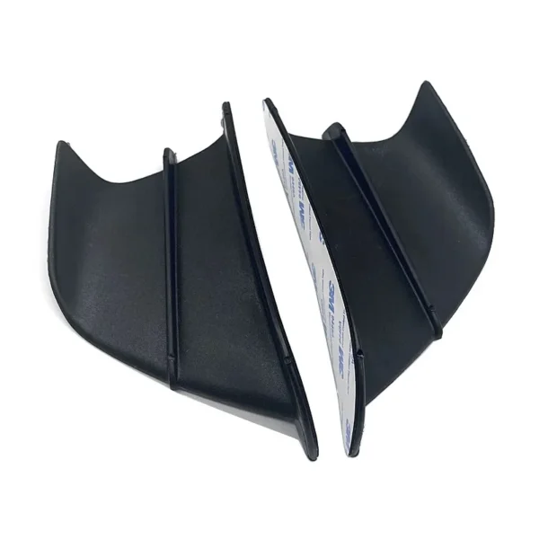 ALERONES AERODINÁMICOS LATERALES🔥 Descripción: Añade un toque deportivo y personalizado a tu motocicleta con nuestro kit de alerones aerodinámicos laterales. Diseñados para mejorar la estética y optimizar el flujo de aire, estos alerones no solo realzan el aspecto de tu moto, sino que también contribuyen a una conducción más estilizada. Incluye: Alerones aerodinámicos laterales. Adhesivos de instalación para una fijación segura y duradera. Instrucciones y Recomendaciones de Instalación: Para garantizar una adherencia óptima de los alerones, es esencial limpiar minuciosamente la zona donde se instalarán. Asegúrate de eliminar cualquier suciedad, grasa o residuo, ya que una superficie limpia es crucial para evitar que los alerones se despeguen fácilmente.