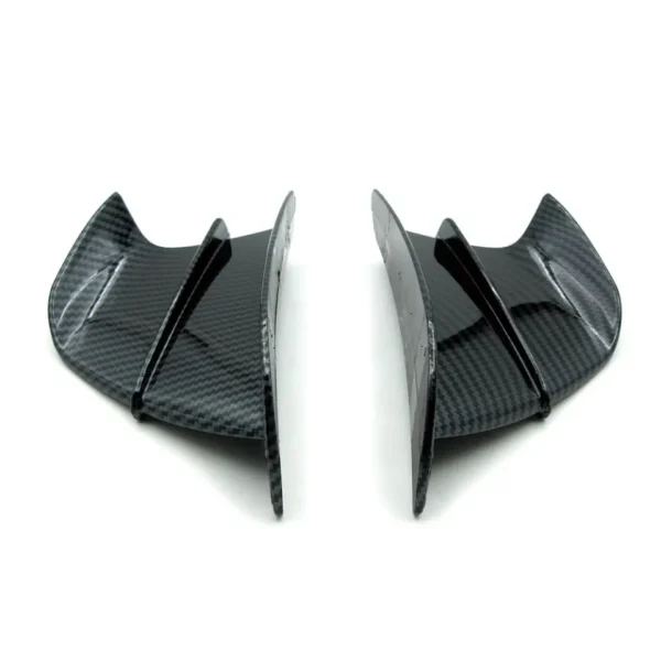 ALERONES AERODINÁMICOS LATERALES🔥 Descripción: Añade un toque deportivo y personalizado a tu motocicleta con nuestro kit de alerones aerodinámicos laterales. Diseñados para mejorar la estética y optimizar el flujo de aire, estos alerones no solo realzan el aspecto de tu moto, sino que también contribuyen a una conducción más estilizada. Incluye: Alerones aerodinámicos laterales. Adhesivos de instalación para una fijación segura y duradera. Instrucciones y Recomendaciones de Instalación: Para garantizar una adherencia óptima de los alerones, es esencial limpiar minuciosamente la zona donde se instalarán. Asegúrate de eliminar cualquier suciedad, grasa o residuo, ya que una superficie limpia es crucial para evitar que los alerones se despeguen fácilmente.