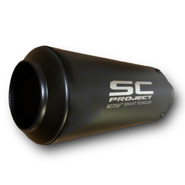 TUBOS DE ESCAPE AAA SC PROJECT CORTO NEGRO🔥 ¿Para qué sirve un escape de moto? Un escape deportivo sirve para que otros conductores puedan notar nuestra presencia en la carretera gracias al sonido perceptible que produce. Además, algunos escapes tienen un diseño deportivo que le da un aspecto más atractivo a la motocicleta. Especificaciones Largo: 24,5cm Entrada: 51mm con reductor hasta 35mm Cuenta con Abrazadera, pernos y resortes de fijación Acople reductor