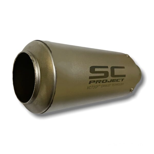 TUBO DE ESCAPE AAA SC PROJECT GRIS🔥 ¿Para qué sirve un escape de moto? Un escape deportivo sirve para que otros conductores puedan notar nuestra presencia en la carretera gracias al sonido perceptible que produce. Además, algunos escapes tienen un diseño deportivo que le da un aspecto más atractivo a la motocicleta. Especificaciones Largo: 24,5cm Entrada: 51mm con reductor hasta 35mm Cuenta con Abrazadera, pernos y resortes de fijación Acople reductor
