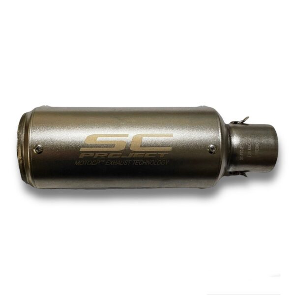 TUBO DE ESCAPE AAA SC PROJECT GRIS🔥 ¿Para qué sirve un escape de moto? Un escape deportivo sirve para que otros conductores puedan notar nuestra presencia en la carretera gracias al sonido perceptible que produce. Además, algunos escapes tienen un diseño deportivo que le da un aspecto más atractivo a la motocicleta. Especificaciones Largo: 24,5cm Entrada: 51mm con reductor hasta 35mm Cuenta con Abrazadera, pernos y resortes de fijación Acople reductor