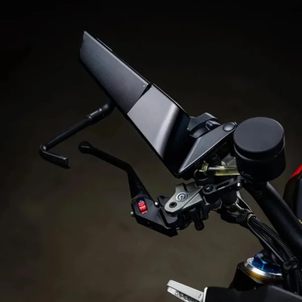 ESPEJO TIPO ALERÓN PARA MOTOS NAKED🔥 Mejora la estética y aerodinámica de tu moto con estos espejos tipo alerón diseñados específicamente para motos NAKED. Con materiales de alta calidad, su diseño moderno y funcional se adapta a cualquier moto naked, ofreciendo un estilo único y mejorando la visibilidad. Incluye: Juego de tornillos de 8 y 10mm. Llave Allen. Estos espejos tipo alerón son ideales para motociclistas que buscan combinar estilo, funcionalidad y un toque deportivo en sus motos naked.