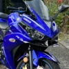 Diseñado para mejorar el estilo aerodinámico de tu Yamaha R3, este alerón frontal o winglet ofrece una apariencia más agresiva y deportiva. Su diseño se integra perfectamente con las líneas de la moto, añadiendo un toque distintivo. Compatibilidad: Yamaha R3 Este alerón es una excelente opción para los entusiastas que buscan personalizar su motocicleta, logrando un look más llamativo y estilizado.