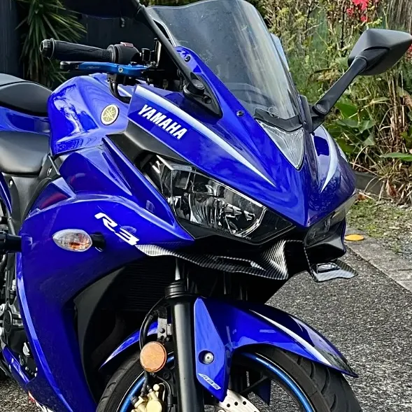 Diseñado para mejorar el estilo aerodinámico de tu Yamaha R3, este alerón frontal o winglet ofrece una apariencia más agresiva y deportiva. Su diseño se integra perfectamente con las líneas de la moto, añadiendo un toque distintivo. Compatibilidad: Yamaha R3 Este alerón es una excelente opción para los entusiastas que buscan personalizar su motocicleta, logrando un look más llamativo y estilizado.