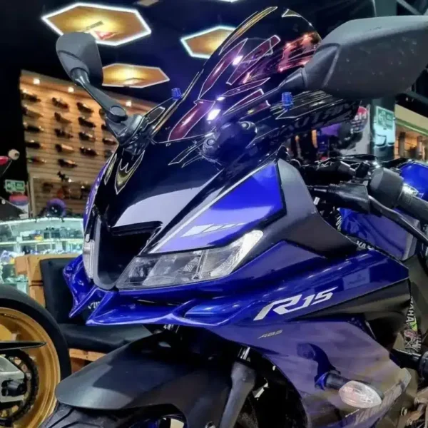 ALERÓN FRONTAL O WINGLET PARA MOTO🔥 Descripción: Dale un toque agresivo y deportivo a tu motocicleta con este alerón frontal o winglet. Su diseño añade un estilo único que resalta en cualquier modelo, mejorando la estética de tu moto. Compatibles con: R15 v2 R15 v3 GIXXER SF PULSAR RS200 ¡Y más! (Se pueden adaptar a otros modelos) Añade un aspecto distintivo a tu moto con este alerón frontal, perfecto para destacar en cualquier lugar.