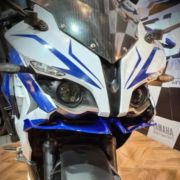 ALERÓN FRONTAL O WINGLET PARA MOTO🔥 Descripción: Dale un toque agresivo y deportivo a tu motocicleta con este alerón frontal o winglet. Su diseño añade un estilo único que resalta en cualquier modelo, mejorando la estética de tu moto. Compatibles con: R15 v2 R15 v3 GIXXER SF PULSAR RS200 ¡Y más! (Se pueden adaptar a otros modelos) Añade un aspecto distintivo a tu moto con este alerón frontal, perfecto para destacar en cualquier lugar.