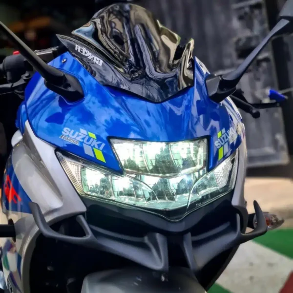 ALERÓN FRONTAL O WINGLET PARA MOTO🔥 Descripción: Dale un toque agresivo y deportivo a tu motocicleta con este alerón frontal o winglet. Su diseño añade un estilo único que resalta en cualquier modelo, mejorando la estética de tu moto. Compatibles con: R15 v2 R15 v3 GIXXER SF PULSAR RS200 ¡Y más! (Se pueden adaptar a otros modelos) Añade un aspecto distintivo a tu moto con este alerón frontal, perfecto para destacar en cualquier lugar.