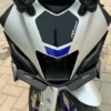 ALERÓN FRONTAL O WINGLET PARA YAMAHA R15 V4🔥 Descripción: Transforma la apariencia de tu Yamaha R15 V4 con este alerón frontal o winglet. Diseñado para añadir un toque deportivo y agresivo, es ideal para quienes buscan destacar en la carretera. Compatibles con: Yamaha R15 V4 Honda CBR300 ¡Y más! (Se pueden adaptar a otros modelos) Este alerón frontal es el complemento perfecto para realzar el estilo de tu motocicleta.