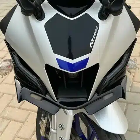 ALERÓN FRONTAL O WINGLET PARA YAMAHA R15 V4🔥 Descripción: Transforma la apariencia de tu Yamaha R15 V4 con este alerón frontal o winglet. Diseñado para añadir un toque deportivo y agresivo, es ideal para quienes buscan destacar en la carretera. Compatibles con: Yamaha R15 V4 Honda CBR300 ¡Y más! (Se pueden adaptar a otros modelos) Este alerón frontal es el complemento perfecto para realzar el estilo de tu motocicleta.