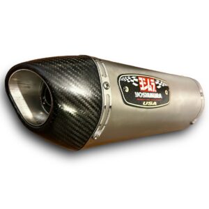 ESCAPE TIPO YOSHIMURA R-77 PUNTA DE FIBRA DE CARBONO REAL🔥 ¿Para que sirve un escape de moto? Un escape deportivo sirve para que otros conductores puedan notar nuestra presencia en la carretera gracias al sonido perceptible que produce. Además, algunos escapes tienen un diseño deportivo que le da un aspecto más atractivo a la motocicleta. Especificaciones: Largo: 42cm Entrada: 51mm con reductor hasta 35mm Cuenta con: - Abrazadera, pernos y resortes de fijación. - Acople reductor. - DB-Killer (reductor de sonido)