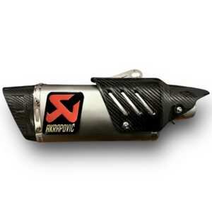ESCAPE TIPO AKRAPOVIC PUNTA Y PROTECTOR DE FIBRA DE CARBONO REAL🔥 ¿Para qué sirve un escape de moto? Un escape deportivo sirve para que otros conductores puedan notar nuestra presencia en la carretera gracias al sonido perceptible que produce. Además, algunos escapes tienen un diseño deportivo que le da un aspecto más atractivo a la motocicleta. Especificaciones Largo: 45cm Entrada: 51mm con reductor hasta 35mm Cuenta con Pernos y resortes de fijación Acople reductor