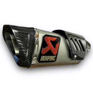 ESCAPE TIPO AKRAPOVIC PUNTA Y PROTECTOR DE FIBRA DE CARBONO REAL🔥 ¿Para qué sirve un escape de moto? Un escape deportivo sirve para que otros conductores puedan notar nuestra presencia en la carretera gracias al sonido perceptible que produce. Además, algunos escapes tienen un diseño deportivo que le da un aspecto más atractivo a la motocicleta. Especificaciones Largo: 45cm Entrada: 51mm con reductor hasta 35mm Cuenta con Pernos y resortes de fijación Acople reductor
